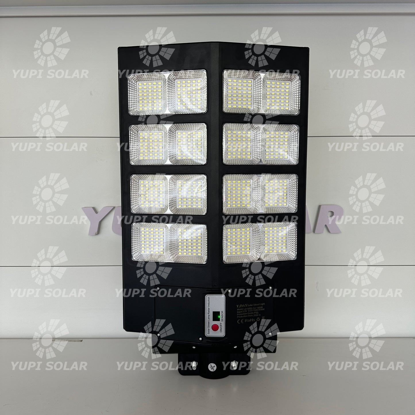 Lampara LED con Panel Solar Incorporado de 1,600 WATTS